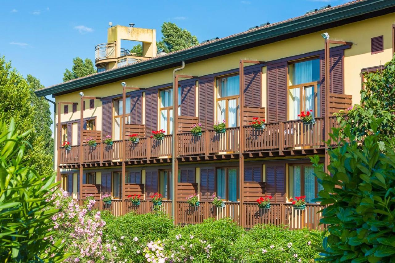 Hotel Golf Inn Lignano Sabbiadoro Bagian luar foto